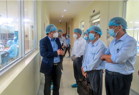 Ông Lê Hữu Hoàng kiểm tra thực tế tại Nhà máy chế biến nguyên liệu yến sào. Ông Lê Hữu Hoàng kiểm tra thực tế tại Nhà máy chế biến nguyên liệu yến sào.